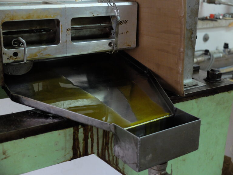 黄金色に輝く新鮮な油